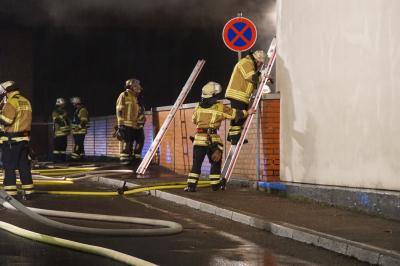 Bietigheim: Wohnmobil brennt in einer Halle komplett aus!